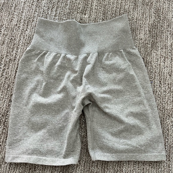 Beige scrunch seamless shorts - Picture 4 of 5